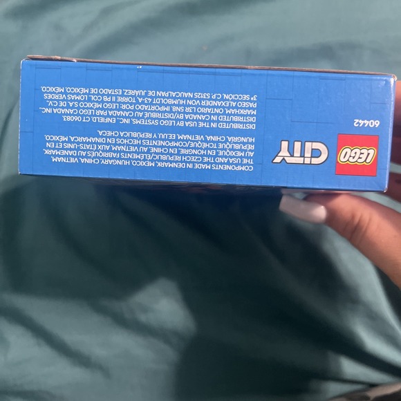 BRAND NEW in box LEGO City: F1® Driver with McLaren Race Car 60442 - Picture 5 of 6